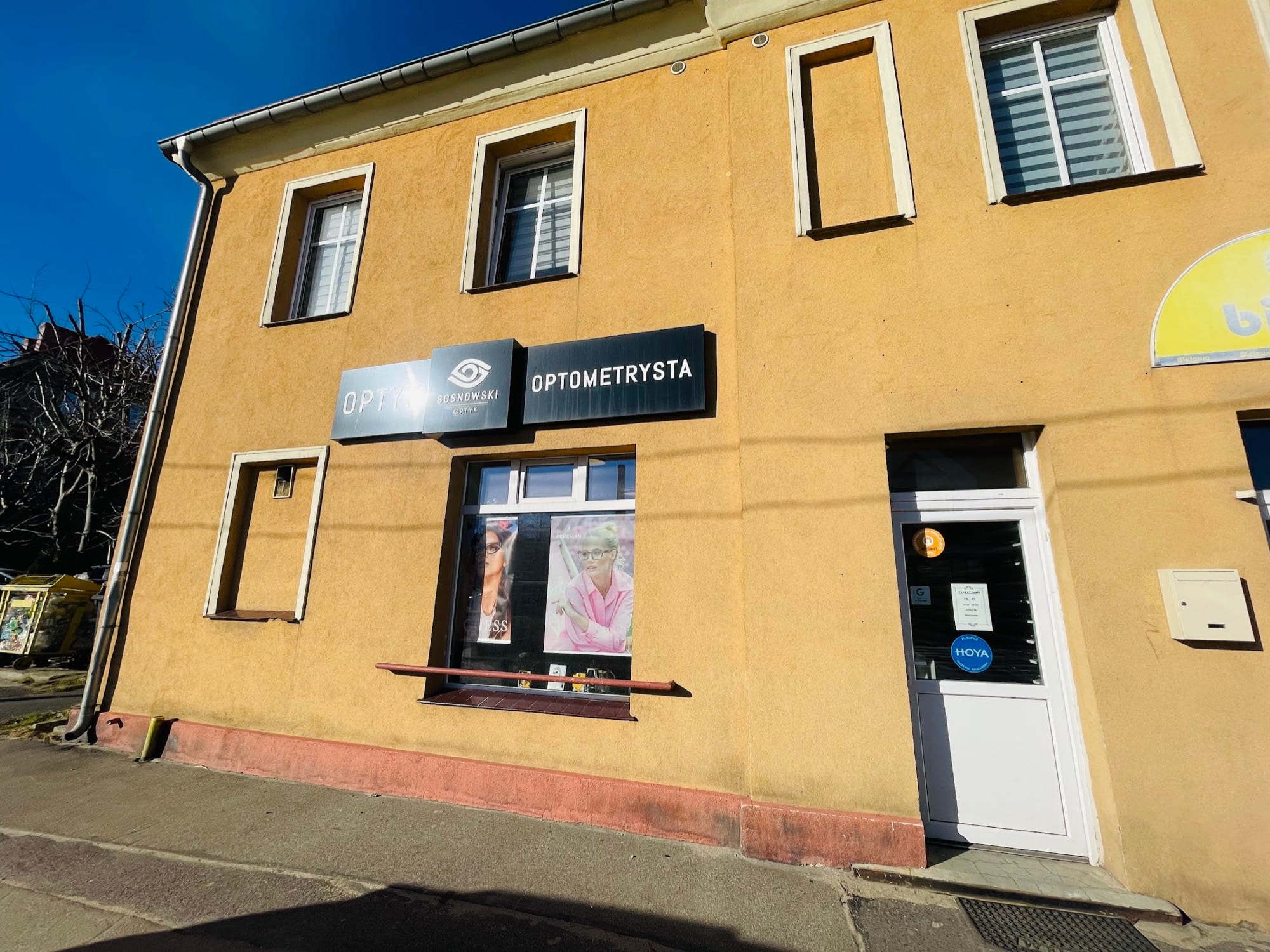 Witryna salonu Sosnowski Optyk Optometrysta w Bielawie